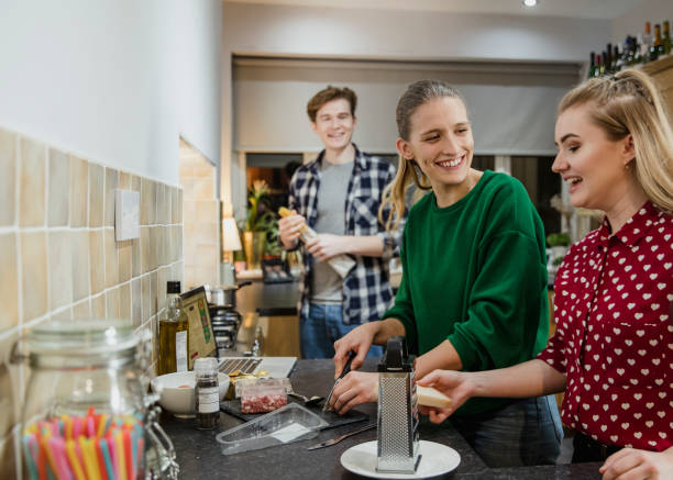 Students managing daily living costs abroad 2025